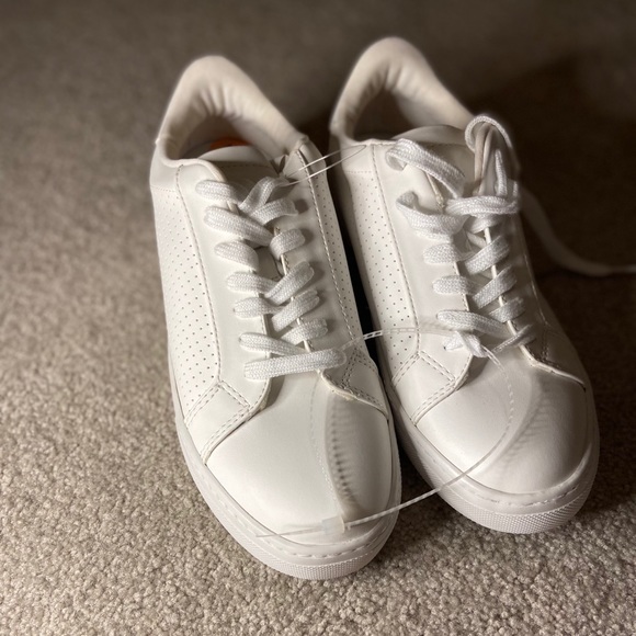 Steve Madden Shoes - NEW! Steve Madden White Sneakers